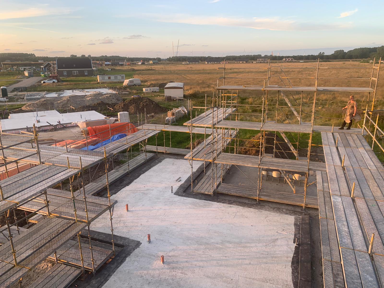 Steigers rond een nieuwbouwproject