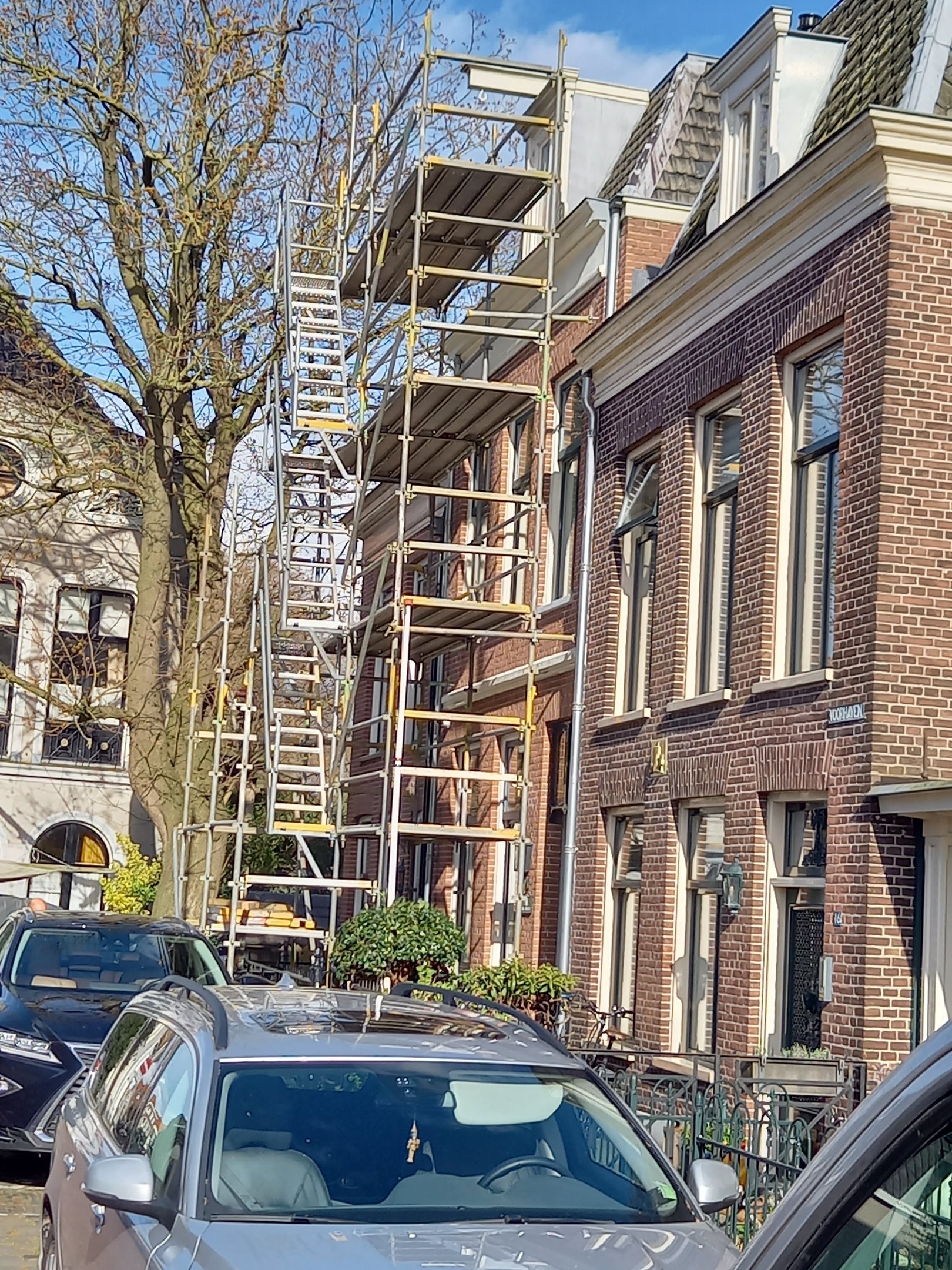 Gevelsteiger bij een woonhuis